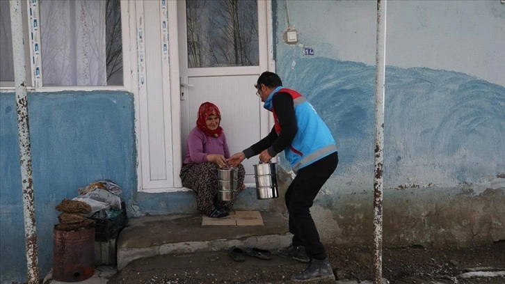 Vefa ekibi ihtiyaç sahibi ailelere Ramazanda yemek ulaştırıyor