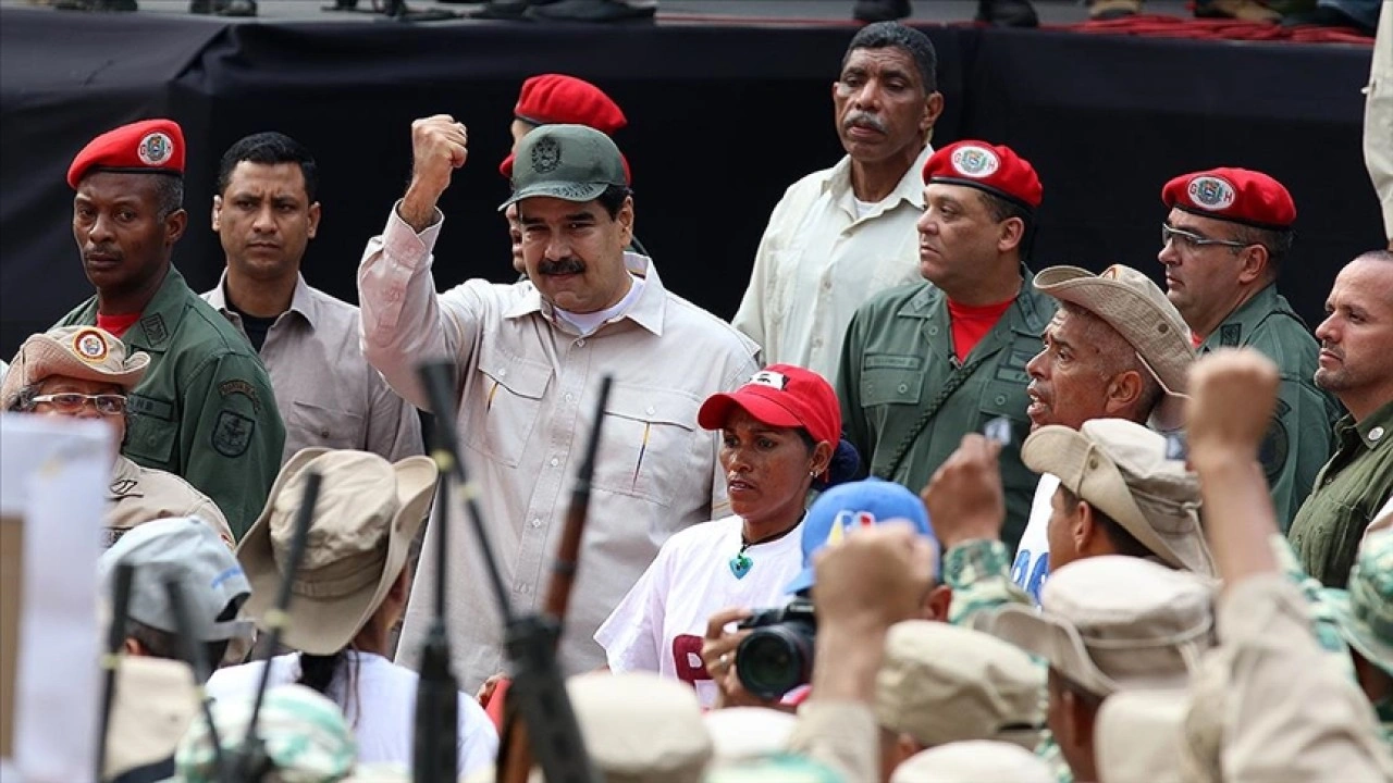 Venezuela'da yüzlerce kişi, Maduro'nun çağrısıyla Ulusal Bolivarcı Milis Gücü'ne kayı