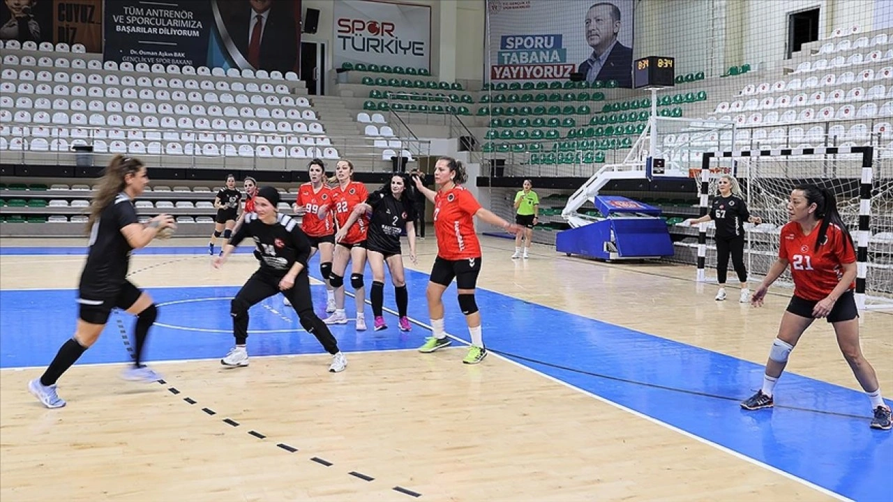 Veteran kadın hentbolcular, hemcinslerine örnek olmak için sahada ter döküyor