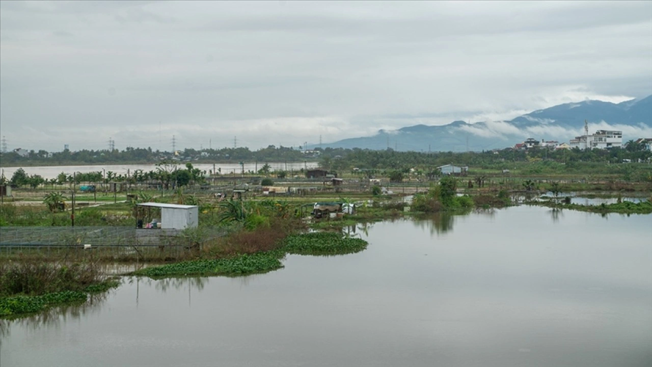 Vietnam'da şiddetli yağışların neden olduğu sellerde 55 kişi hayatını kaybetti