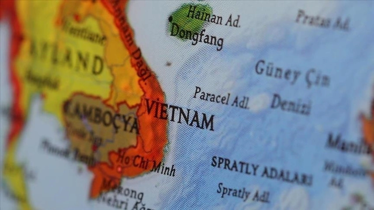 Vietnam'ın Güney Çin Denizi'nde kontrol ettiği adacık ve resifleri genişlettiği iddia edil