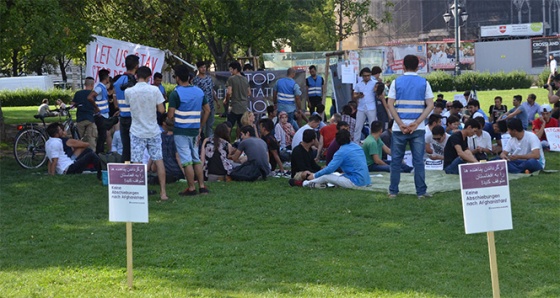 Viyana'da Afganistanlı sığınmacılardan oturma eylemi