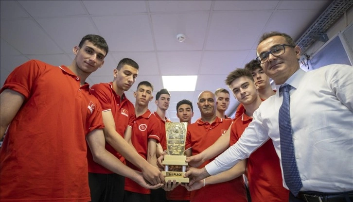 Voleybolda dünya şampiyonu olan liselilerden yazı tahtasına
