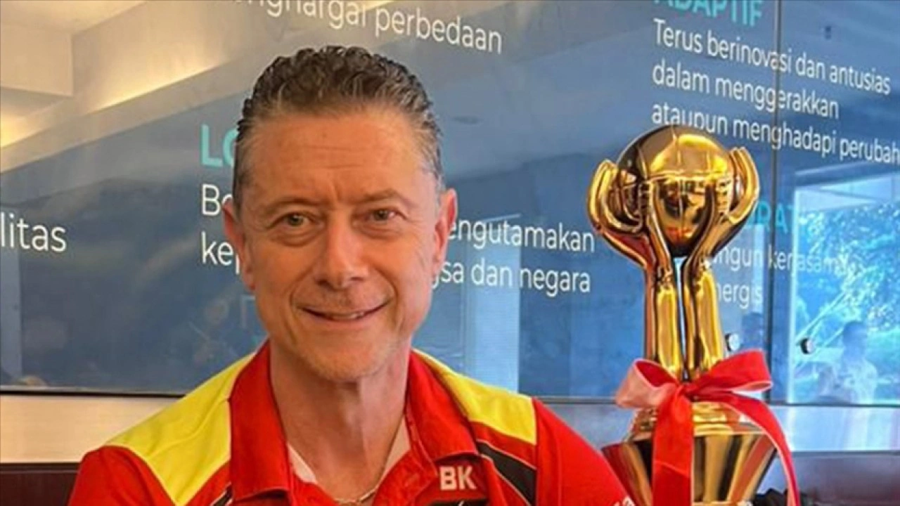 Voleybolda Türk başantrenör Bülent Karslıoğlu'nun Endonezya'da şampiyonluk sevinci
