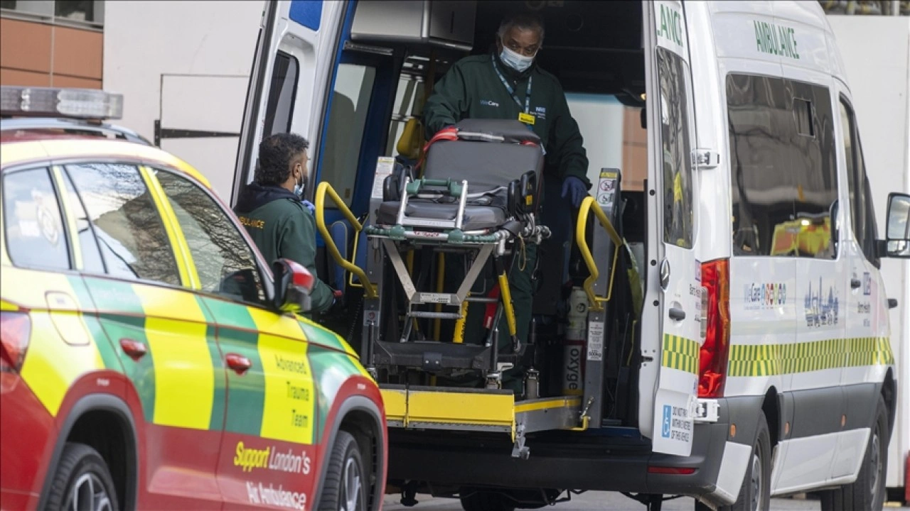 Yabancı sağlık &ccedil;alışanları, g&ouml;&ccedil;men karşıtlığı ve ırk&ccedil;ılık nedeniyle İngiltere'den ayrılıyor