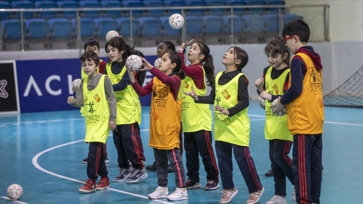 Yabancı uyruklu ilkokul öğrencilerinin hentbol tutkusu