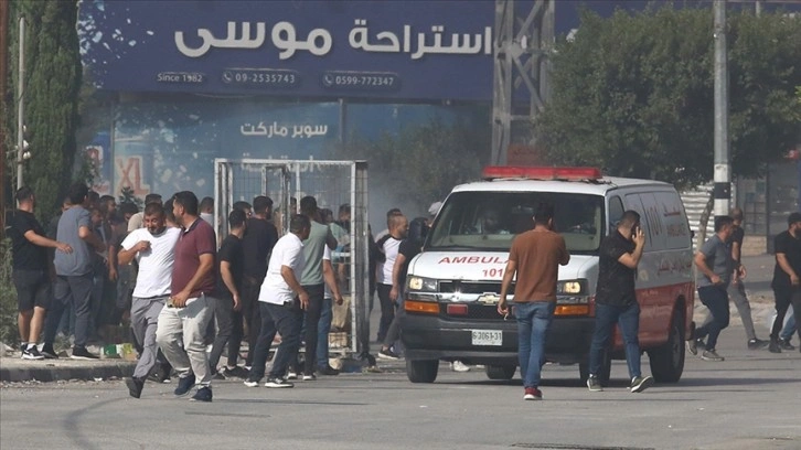 Yahudi yerleşimciler, Batı Şeria'daki Muğir beldesine baskın düzenleyerek 3 kişiyi yaraladı