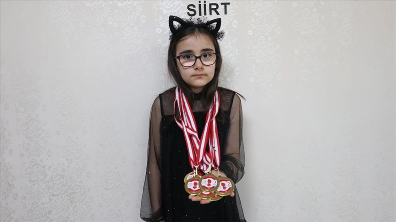 Yakınlarını kan bağışında bulunmaya ikna eden Zeynep'e Türk Kızılaydan 7 madalya
