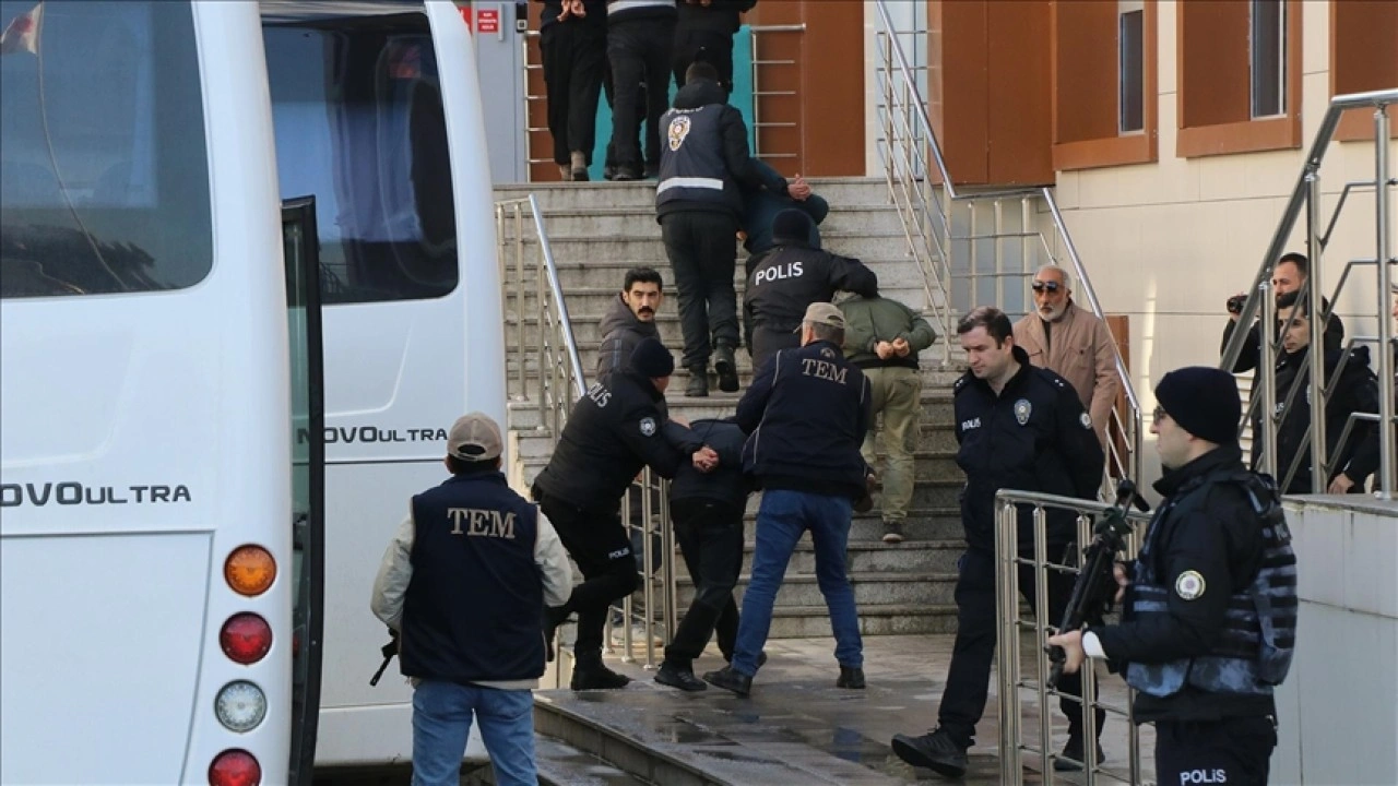 Yalova'da ter&ouml;r &ouml;rg&uuml;t&uuml; DEAŞ'a y&ouml;nelik operasyonda yakalanan 26 ş&uuml;pheli tutuklandı