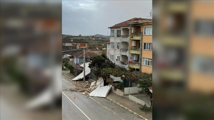 Yalova'da fırtınanın savurduğu çatı parçaları 2 kişiyi yaraladı