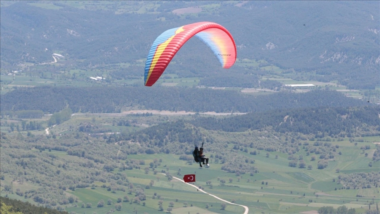 Yamaç paraşütü tutkunları, 19 Mayıs'ı Abant semalarında kutladı