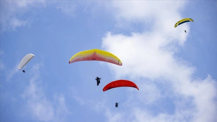 Yamaç paraşütü tutkunlarının gözde adresi Kırantepe'de gökyüzü şenlendi