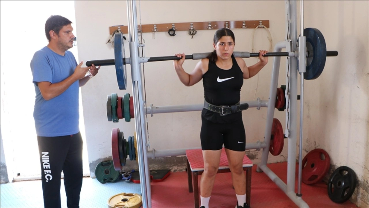 "Yapamazsın" diyenlere inat gülle atmada Türkiye şampiyonu oldu