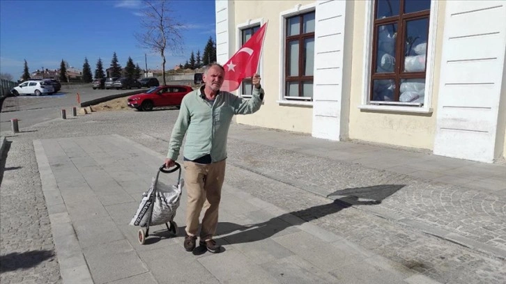 Yardım merkezine elinde Türk bayrağı ve bir çuval kömürle gelen yardımsever duygulandırdı