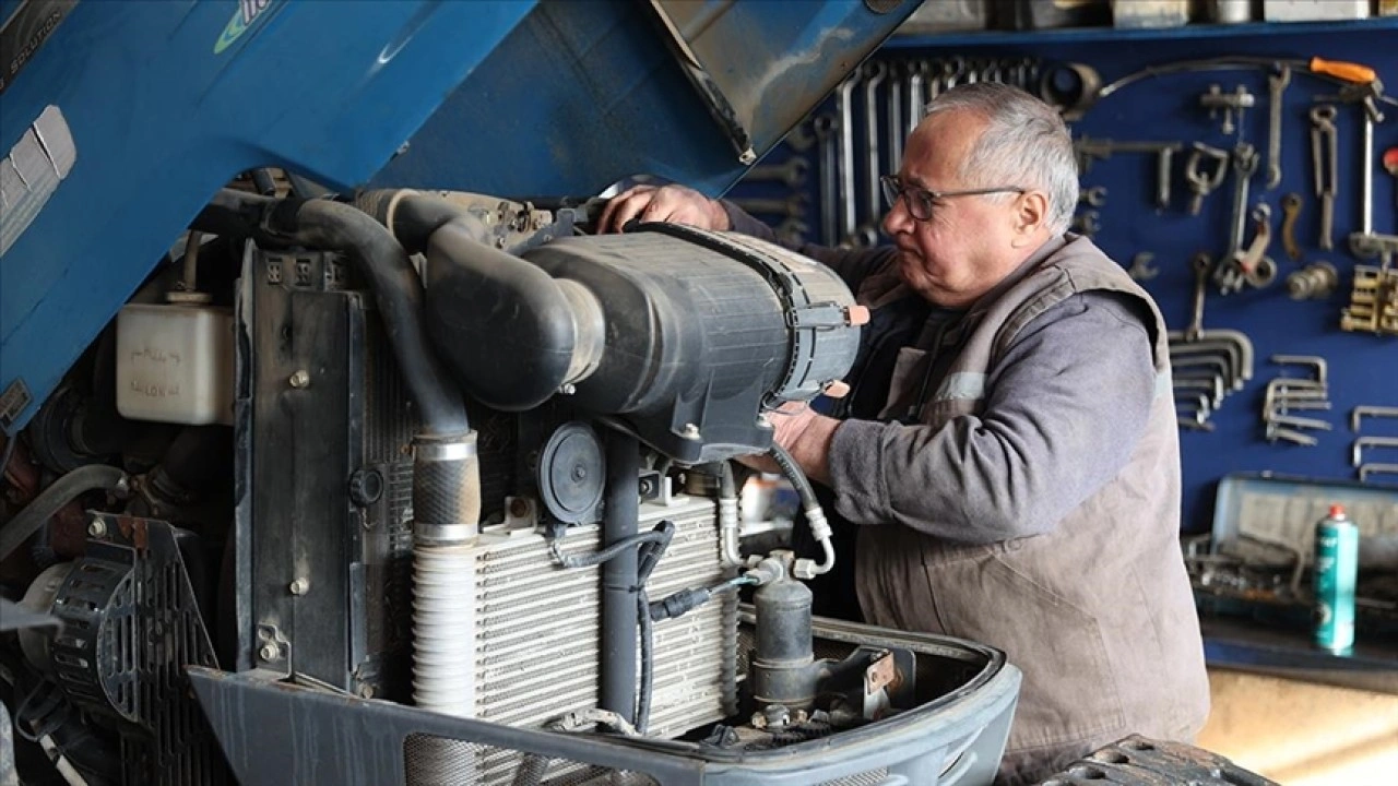 Yarım asrı aşkın s&uuml;redir trakt&ouml;r tamiri yapıyor