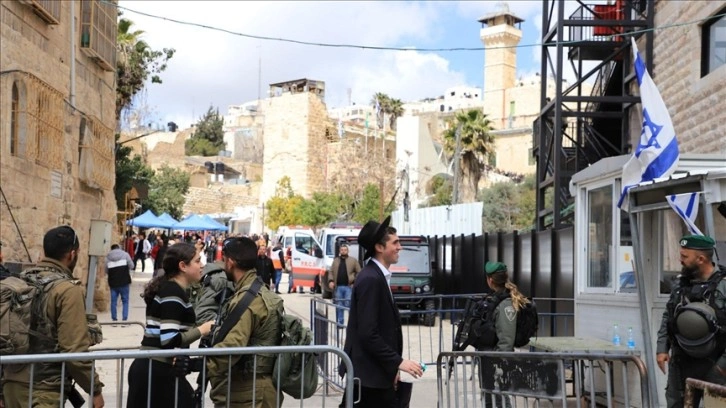Yasa dışı Yahudi yerleşimciler baskın yaptıkları El Halil'deki İbrahim Camisi'nde ayin yap