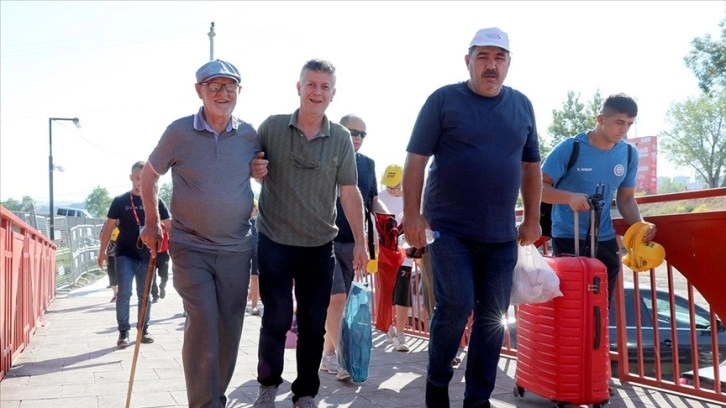 Yaşlarına rağmen er meydanlarından kopamayan güreşseverler tribünlerden vazgeçmiyor