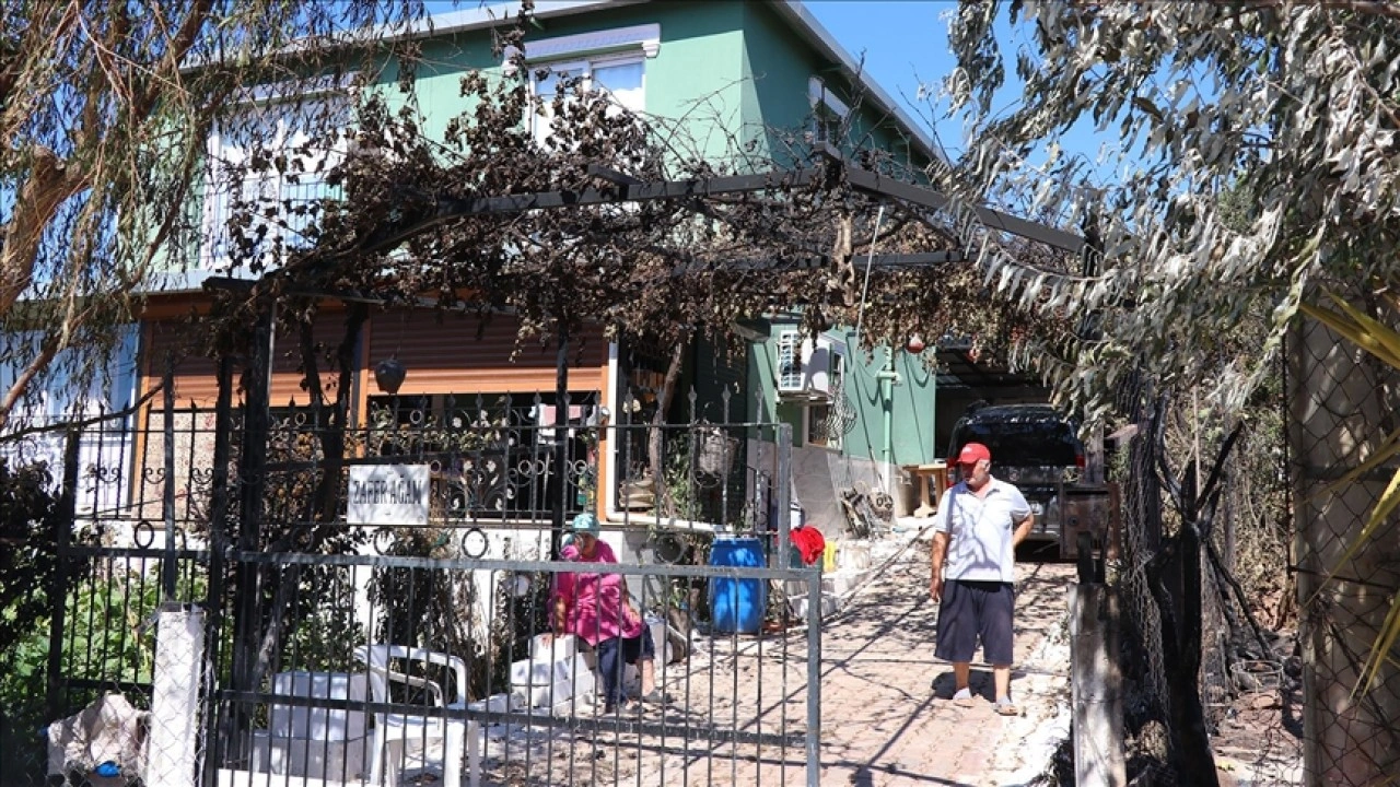 Yaşlı çiftin evi ve tavukları rüzgarın yön değiştirmesiyle yangından son anda kurtuldu