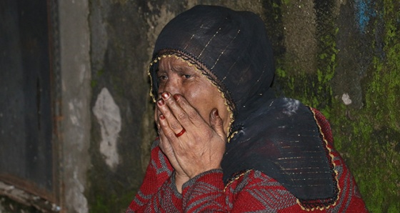 Yaşlı kadın gözyaşları içerisinde evinin yanışını izledi