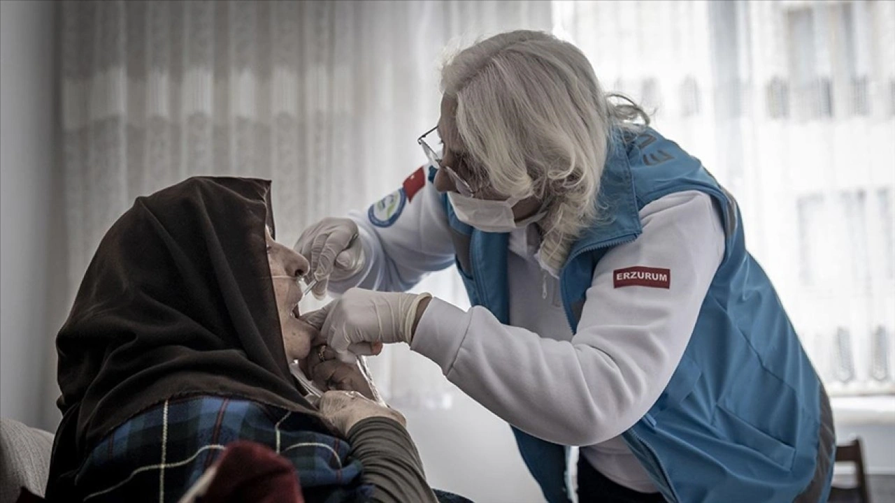 Yaşlıların evini diş kliniğine çeviriyor, bakıma muhtaç hastalara konfor sağlıyorlar