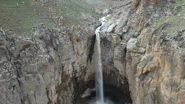 Yaz aylarında kuruyan Van'daki Yaşar Kemal Şelalesi yeniden akmaya başladı