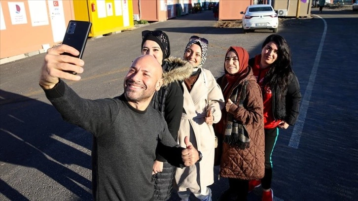 Yazar Kahraman Tazeoğlu, 10 aydır deprem bölgesinde yardım faaliyetlerine katılıyor