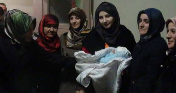Yeni doğan çocuklarına Sare Davutoğlu ve Emine Erdoğan'ın adını verdiler