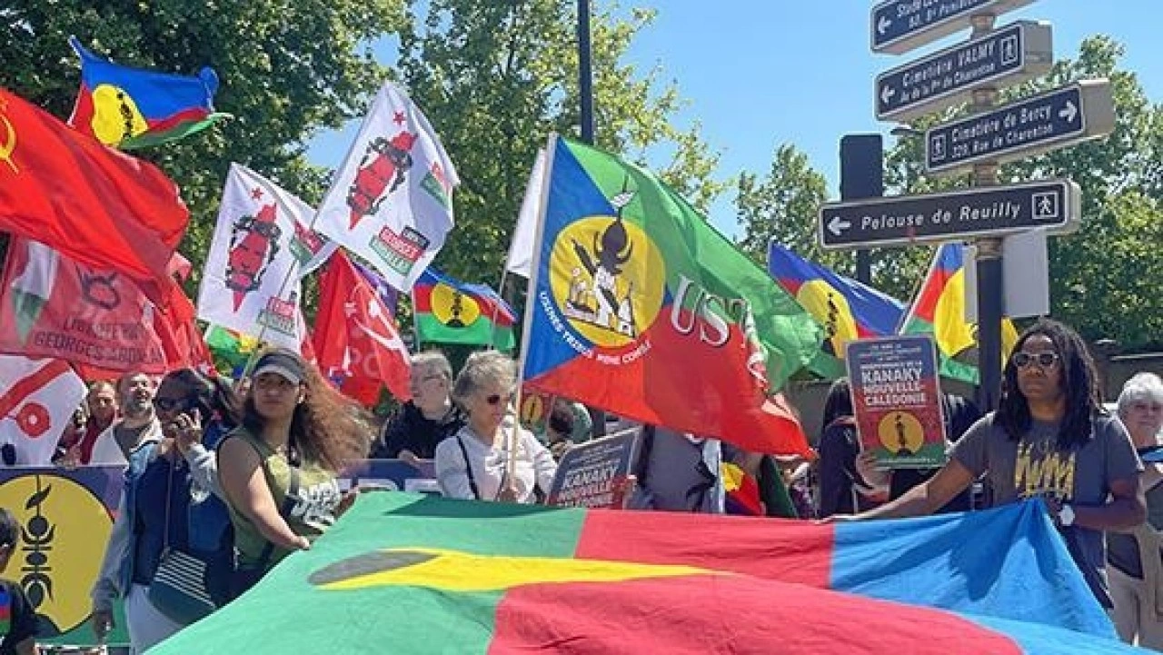 Yeni Kaledonyalı bağımsızlık yanlılarının serbest bırakılması için Paris'te yürüyüş düzenlendi