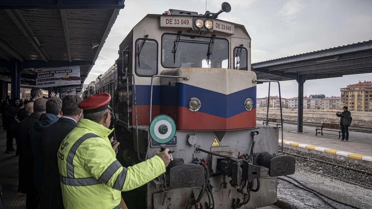 Yeni sezonun ilk seferine &ccedil;ıkan Turistik Doğu Ekspresi Erzurum'a ulaştı