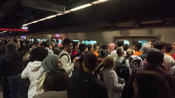 Yenikapı-Hacıosman Metro Hattı'ndaki seferlerde aksama yaşanıyor