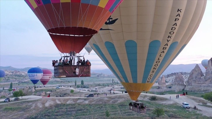 Yerli turistler bayramı Kapadokya semalarında karşıladı