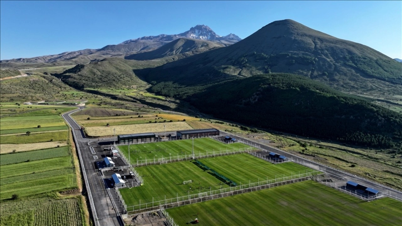 Yerli ve yabancı futbol takımları, yeni sezon hazırlıkları için Erciyes'i tercih ediyor