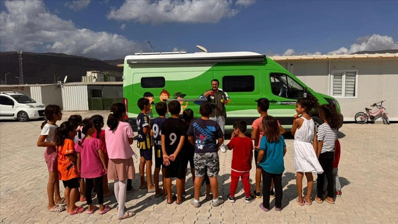 Yeşilay karavan etkinlikleriyle afetzede çocukları bağımlılıklara karşı bilinçlendiriyor
