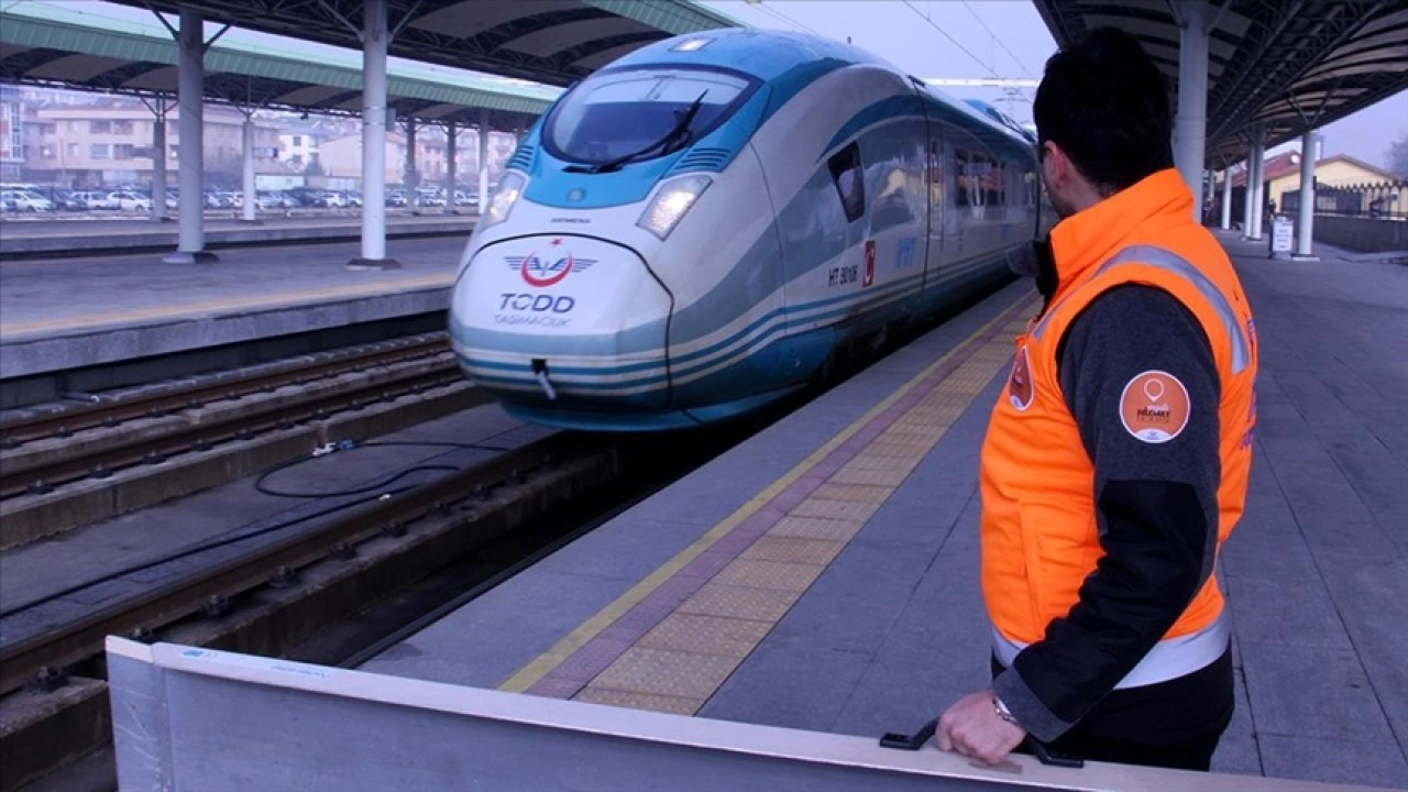 YHT istasyonlarındaki "Turuncu Masa" engelleri kaldırıp ulaşımı kolaylaştırıyor