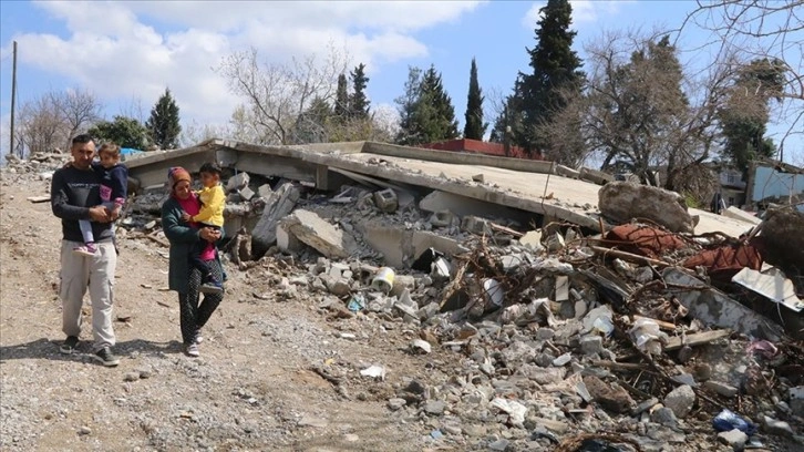 Yıkılan evlerinin enkazından çıkarılan aile yaşadıklarını unutmaya çalışıyor