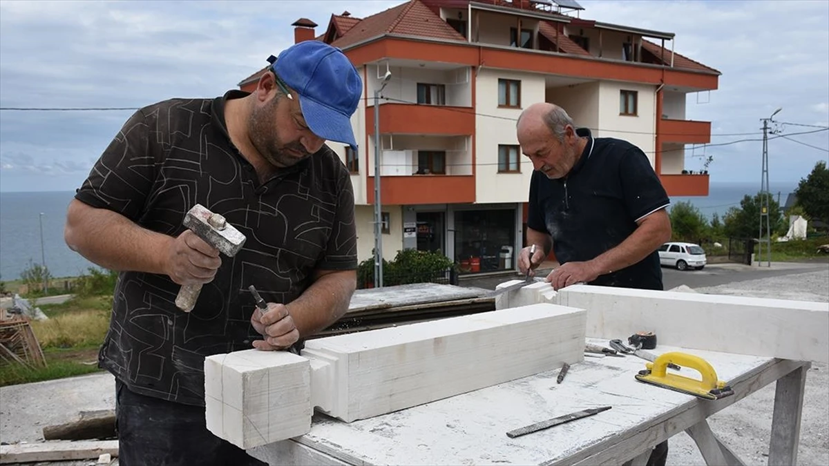 Yılın ahisi seçilen taş oyma ustası, mesleğini oğullarıyla sürdürüyor