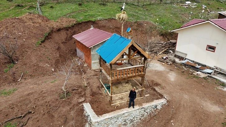 Yıllar sonra yerleştiği köyüne leyleklerin de dönmesini bekliyor