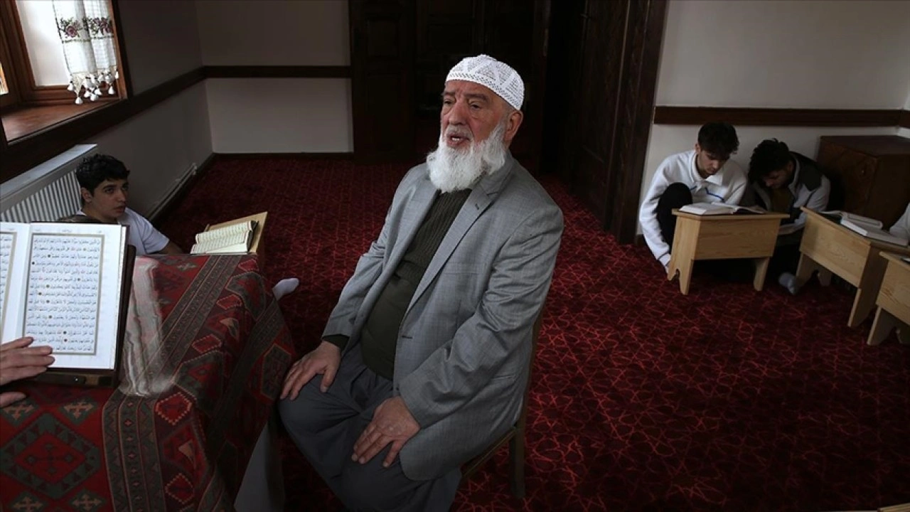 Yıllarca hafız yetiştiren 75 yaşındaki Osman hoca gen&ccedil;lerle yan yana ezber tazeliyor