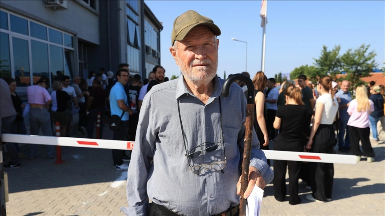 YKS'nin 81 yaşındaki "en yaşlı" adayı bu yıl 8. kez üniversite sınavına girdi