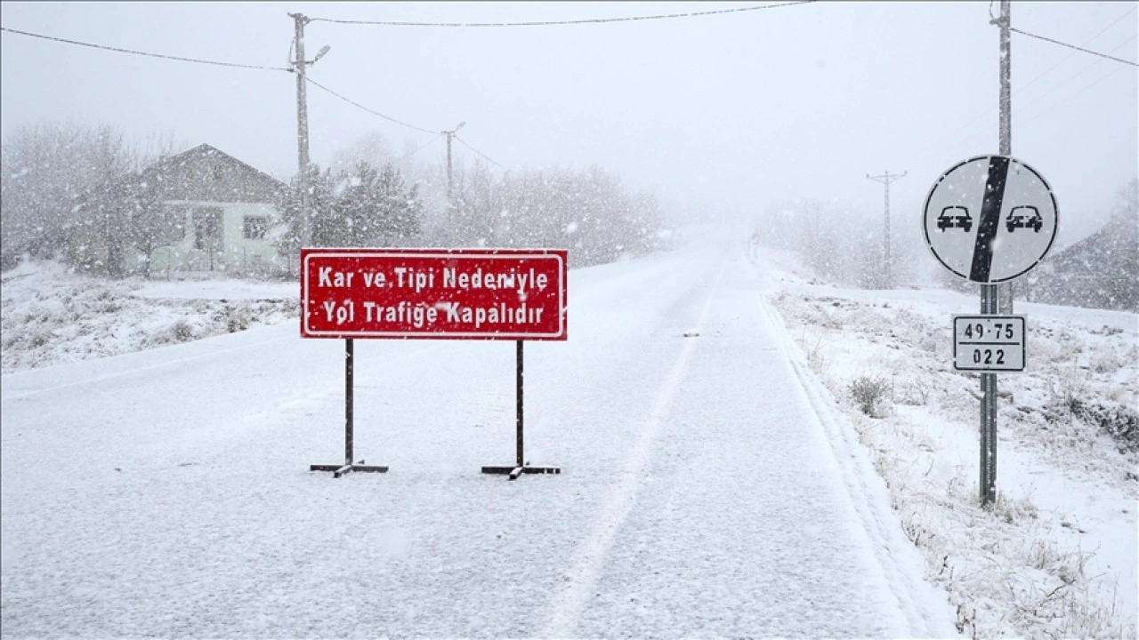 Yoğun kar yağışı bir&ccedil;ok ilde ulaşımı etkiliyor