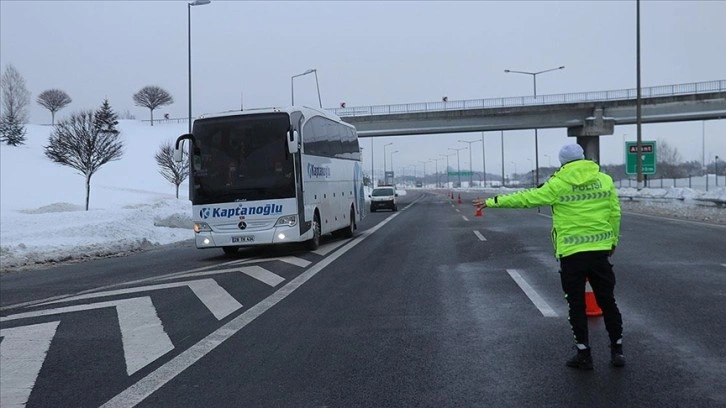 Yolcu otobüslerinin Bolu Dağı'ndan İstanbul yönüne geçişine izin verilmiyor