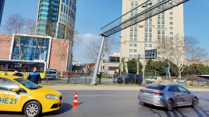 Yön tabelası direğinin devrilme tehlikesine karşı kapatılan Büyükdere Caddesi açıldı