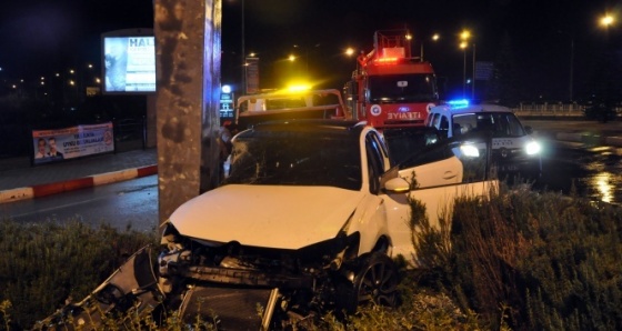 Yönlendirme levhasının direğine çarpan otomobilin sürücüsü ağır yaralandı