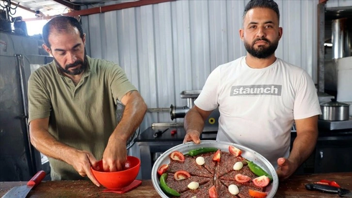 Yöresel lezzetler yapan 4 arkadaştan başka şehirlere giden esnafa "Hatay'a dönün" çağ