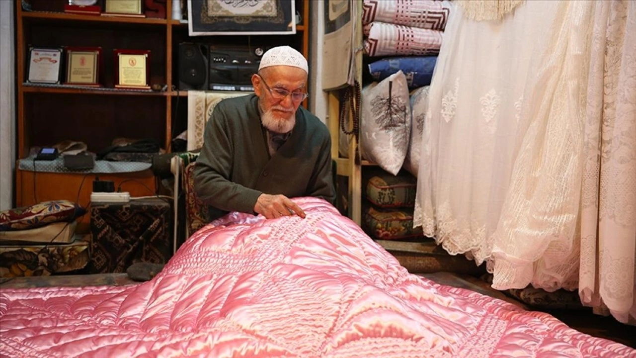 Yorgancı Şerafettin dede 72 yıldır iğnesini elinden bırakmıyor