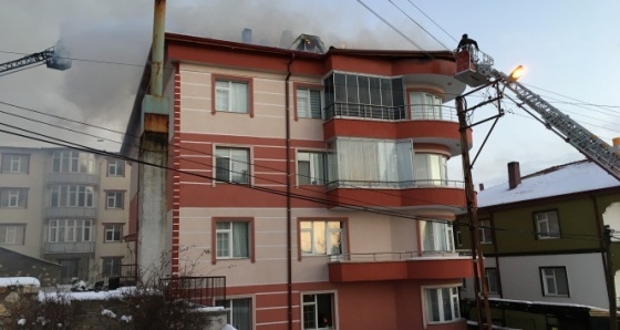 Yozgat’ta 4 katlı binanın çatı katında yangın çıktı
