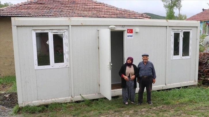 Yozgat'ta evi depremde ağır hasar gören vatandaşlar konteynerlere yerleştiriliyor