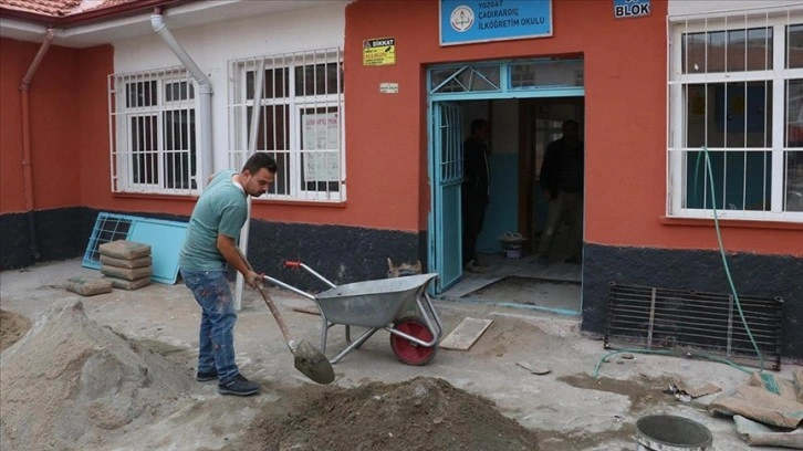 Yozgat'ta köy okulu müdürü, tatilde okulun tamir ve bakımını yapıyor