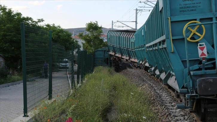 Yozgat'ta yük treninin vagonunun devrilmesi nedeniyle Ankara-Kayseri demir yolu ulaşıma kapandı