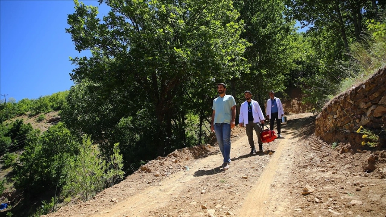 Yüksek rakımlı yerleşim yerlerindeki yaşlı ve yatalak hastalara hizmet için dağları aşıyorlar